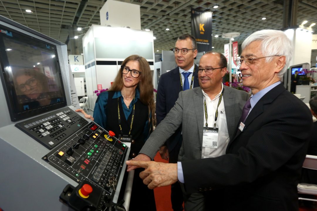 2_Exhibitor gave a product demo to the visitors.jpg